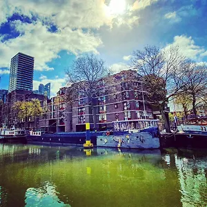 https://houseboat-holiday-apartments-rotterdam.ihotelsrotterdam.com